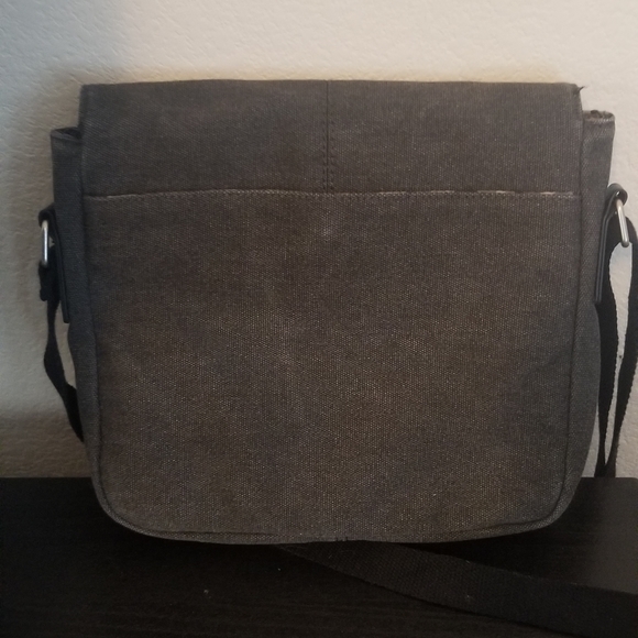 Kenneth Cole Reaction messenger bag. - Picture 3 of 4